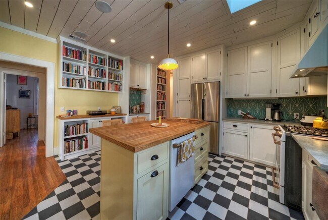 Photo - 1704 Alameda Dr