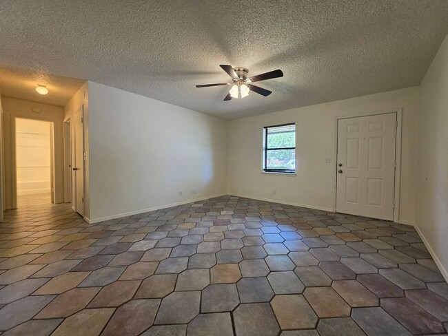 Photo - 3 bedroom home in Tecumseh!