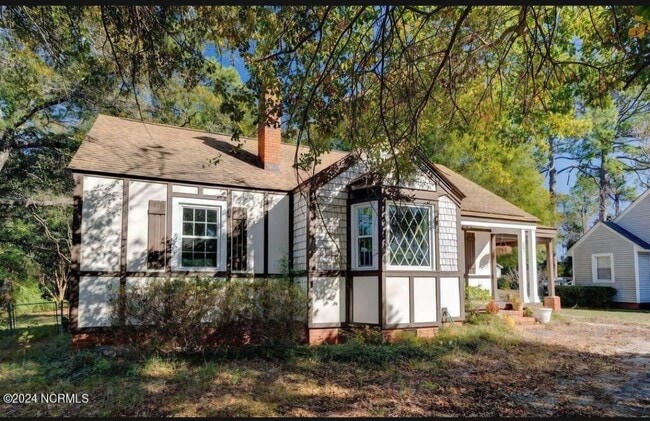 Building Photo - 323 Pine Grove Dr