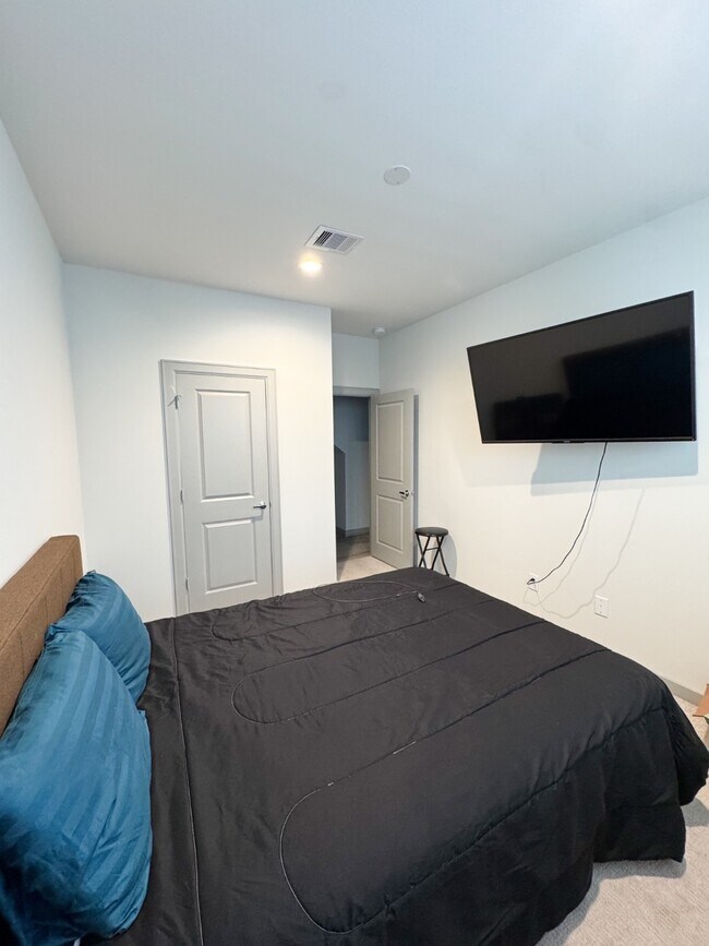 Photo - 719 Emile St