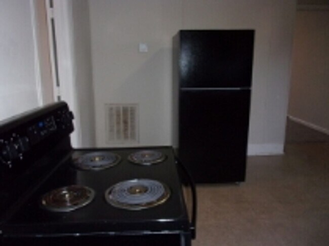 Photo - 526 Leslie St