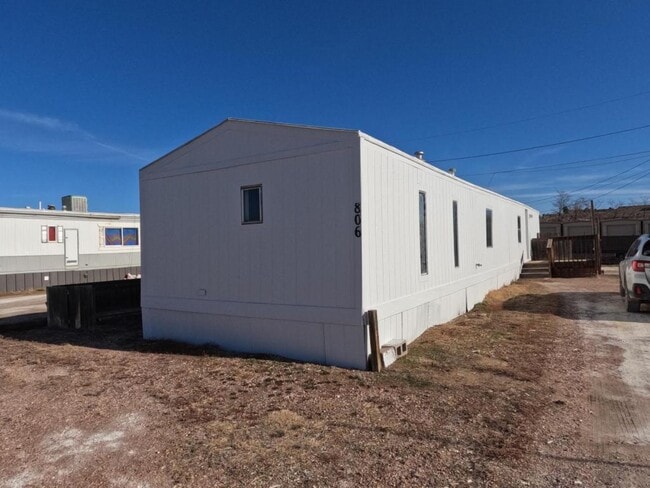 Building Photo - 806 Dawn Ln