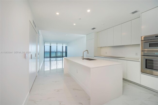 Photo - 700 NE 24th St Unidad 2506