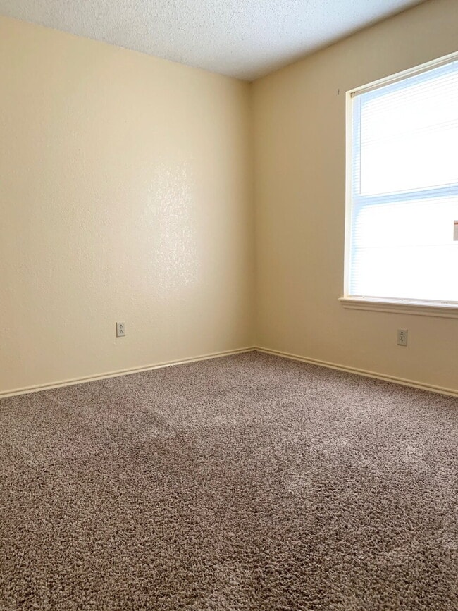 Building Photo - 2 Bedroom, 1 Bathroom Duplex