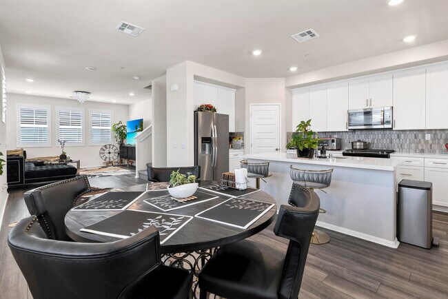 Photo - 40569 Melrose Dr Townhome