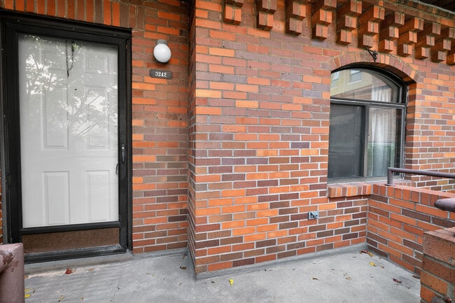 Photo - 3242 Niagara Sq Unit 1