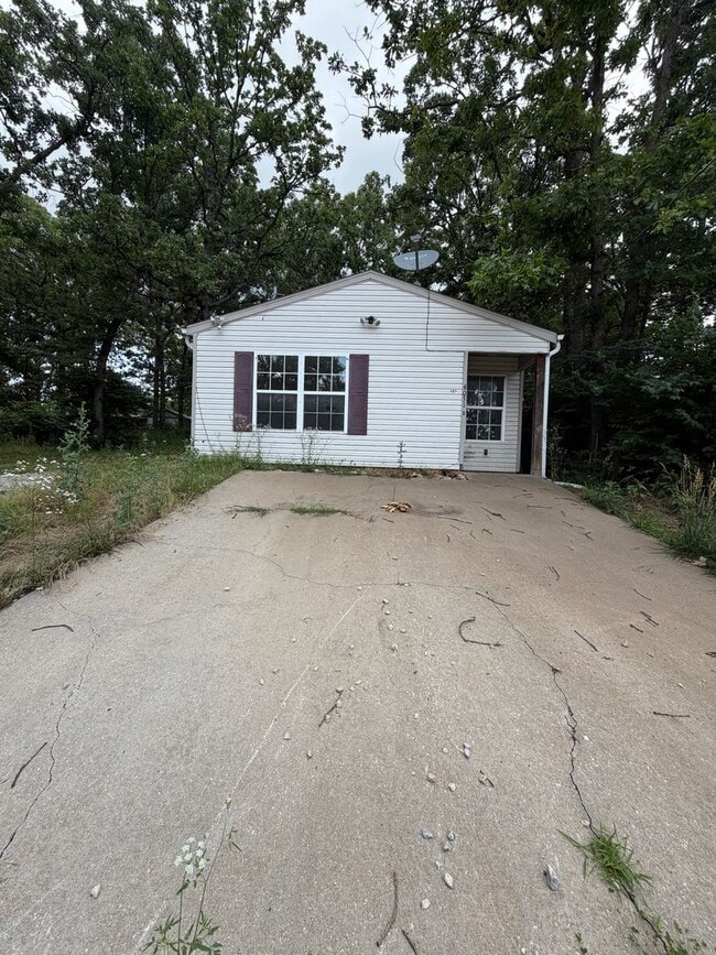 Building Photo - 3 Bedroom | 2 Bathroom | 1,100 square feet | Merriam Woods MO!