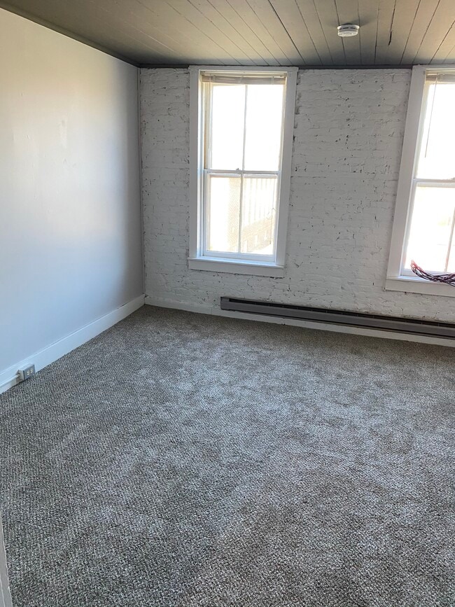 Livingroom - 7 Lake St Unit Furnished Apartment