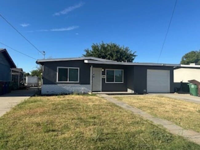 Building Photo - NEW NEW NEW! 3 BEDROOM 1 BATH IN KINGSBURG Rental