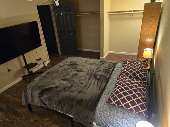 Building Photo - 825 Tilden Ave