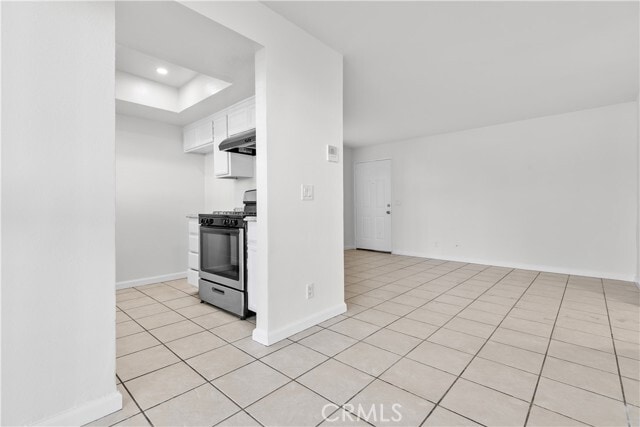 Photo - 5915 Woodman Ave Unidad 103