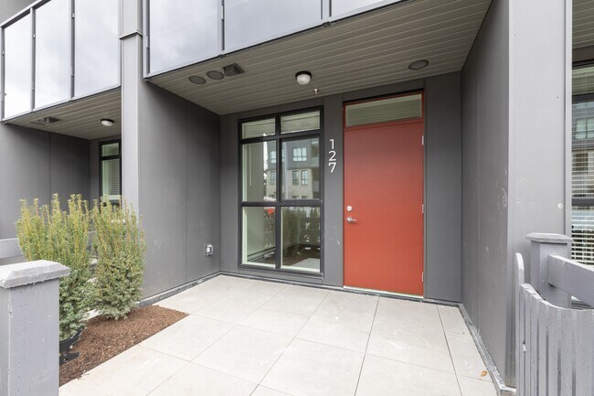 Photo - 15733-15733 85 Ave