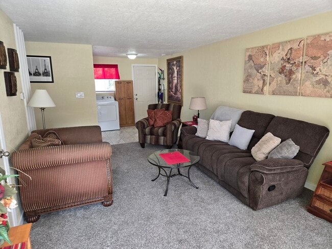 FULLY FURNISHED - 1713 Anderson St