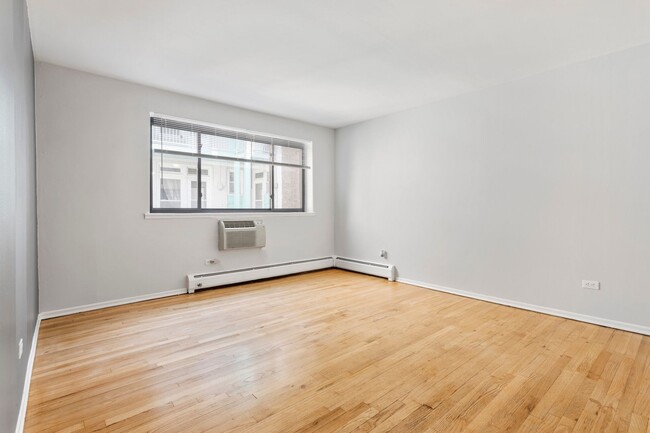 Photo - 6755 N Sheridan Rd