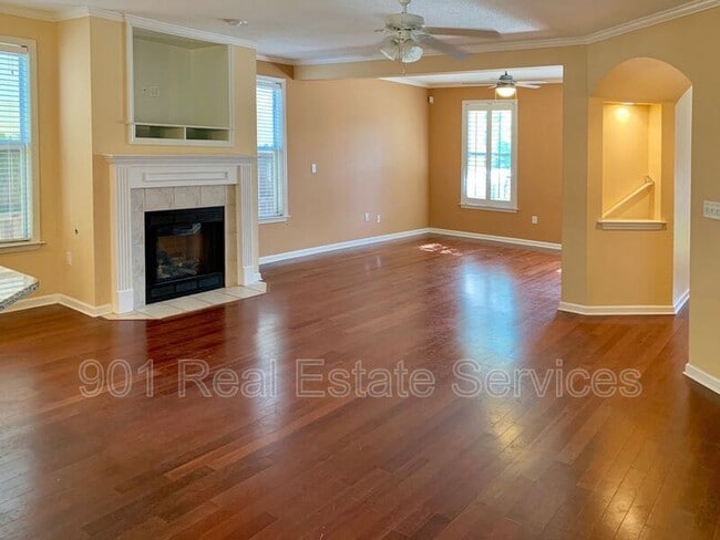 Photo - 1302 Island Pl E
