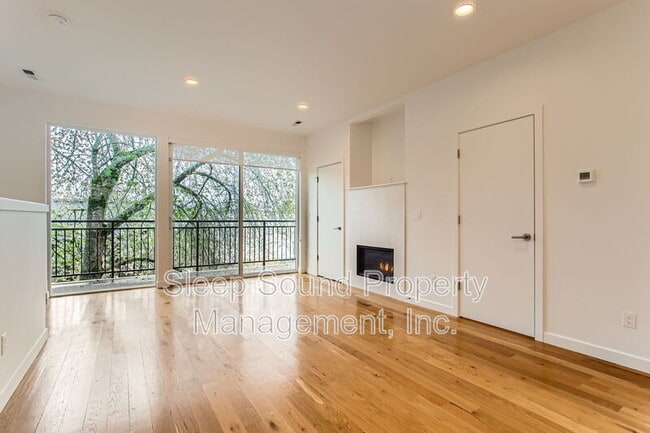 Photo - 1030 N Ainsworth St