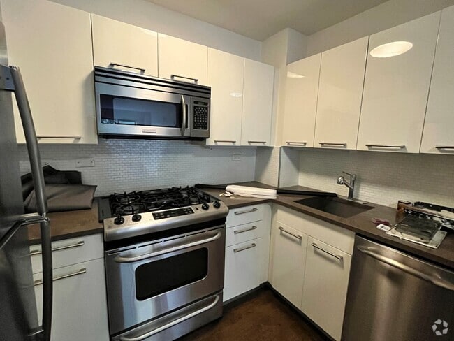 Building Photo - 220 E 63rd St Unit 9K Rental