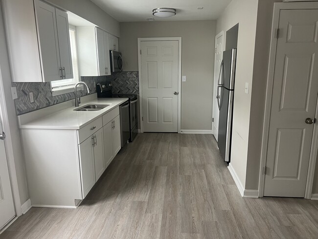 Kitchen - 4750 Hollis Rd Unit 4750 Holllis Road