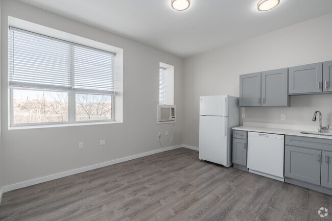 2BR, 1BA - 761SF - Living Area
