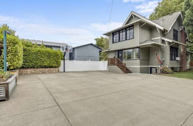 Building Photo - Rare Home Near OSU Campus!