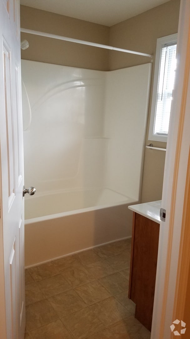 Building Photo - 3 bedroom, 2.5 bath townhome