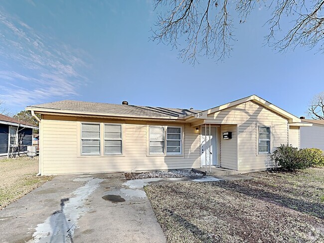 Building Photo - 930 Pampa Dr Rental