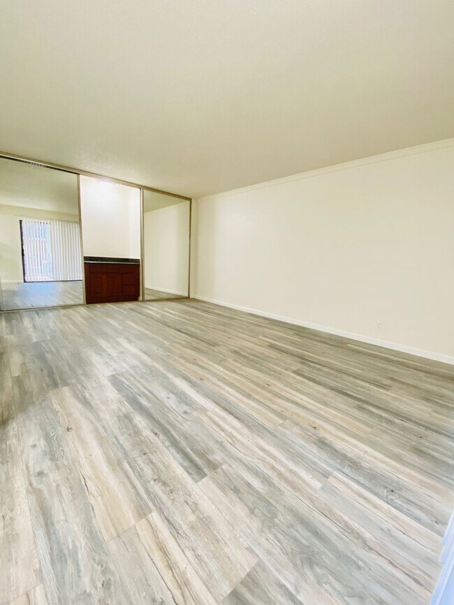 Sala de estar con minibar y almacenamiento. - 350 N Civic Dr Unidad 205