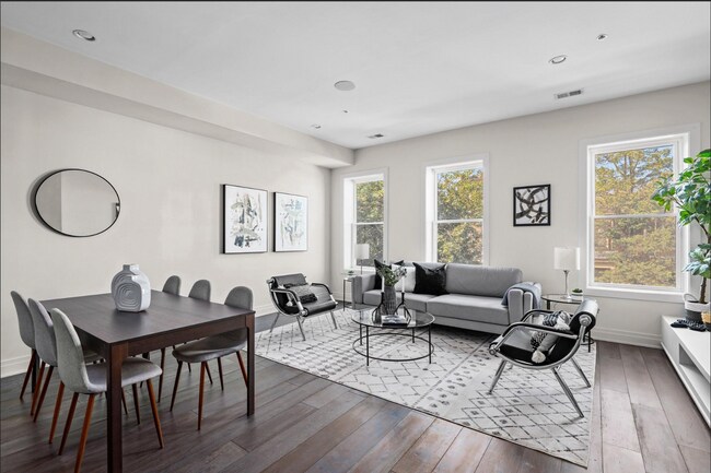 Building Photo - Beautiful 2 bed 2 bath plus den- Parking!!... Rental