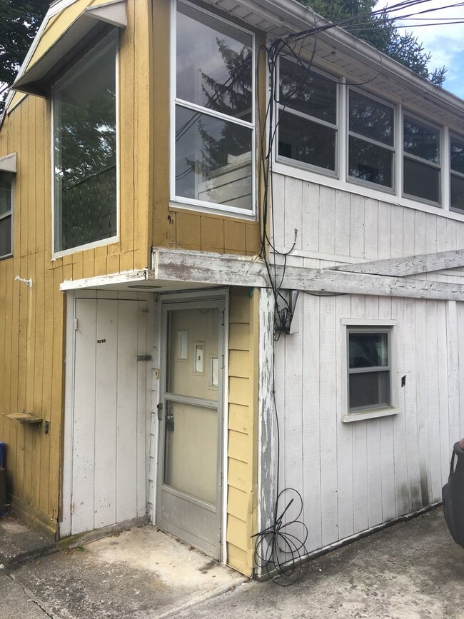 Building Photo - 403 W Marble St Unit APT C