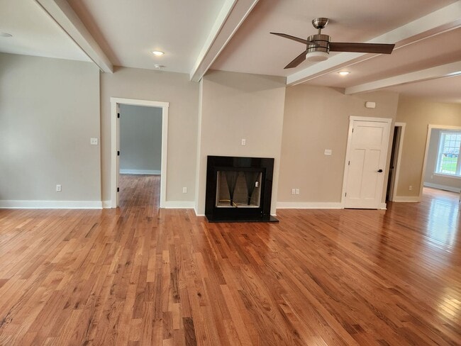 Photo - Chesterfield - 5 Bed 3.5 Bath Newer Modern...