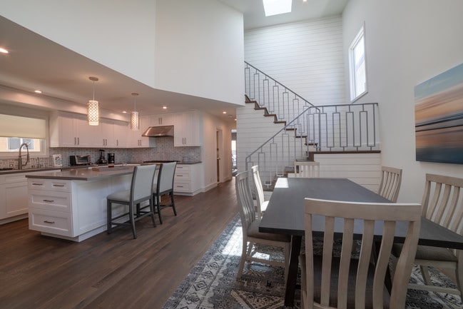 Soaring ceilings with skylights - 524 14th St