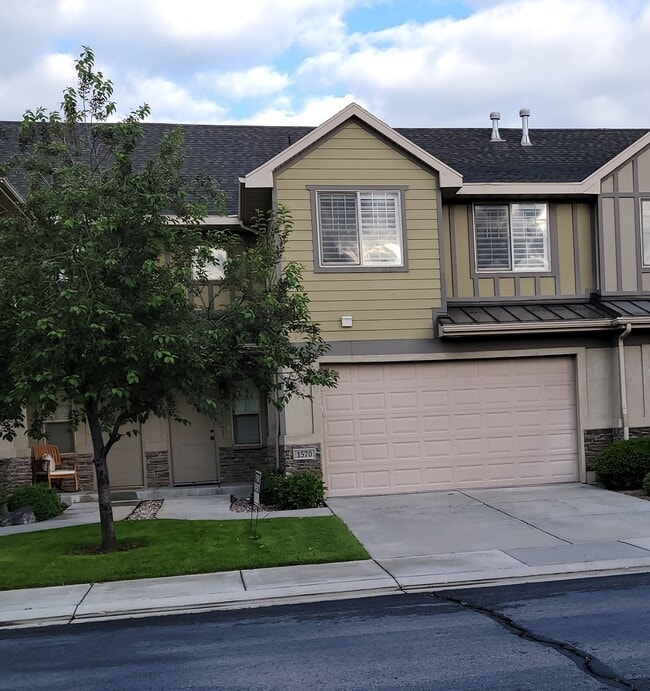 2 Car Garage - 1570 S 530 E Townhome