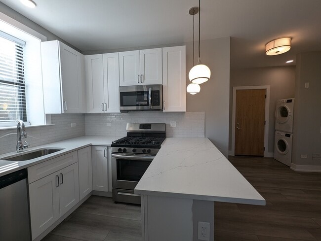 Building Photo - 3939 N Janssen Ave Unit 2 Rental