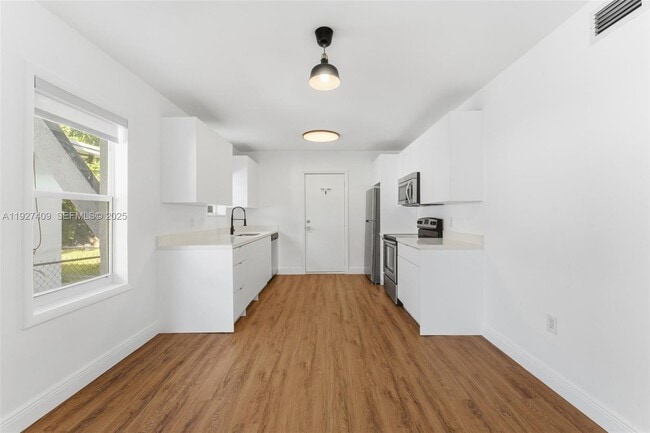 Photo - 559 NE 68th St Unidad 557