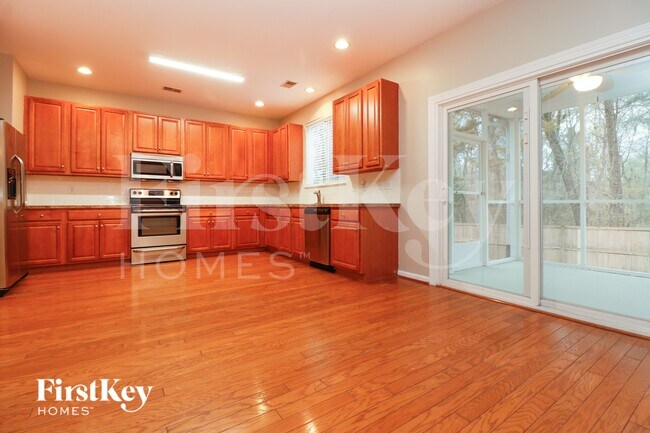 Photo - 140 Graduate Ln