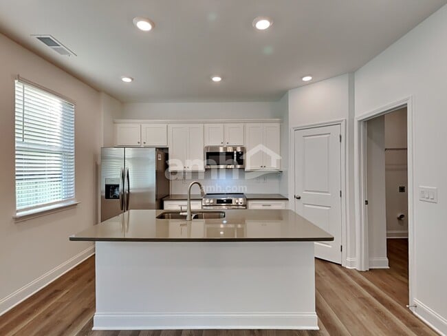 1043 Highland Walk