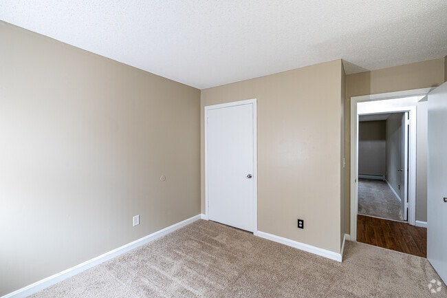 2BR, 1BA - Huntington - Bedroom