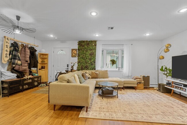 Building Photo - 515 44th St Unit Rear House