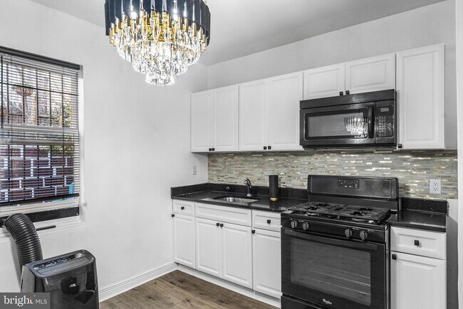 Photo - 811 W Schiller St