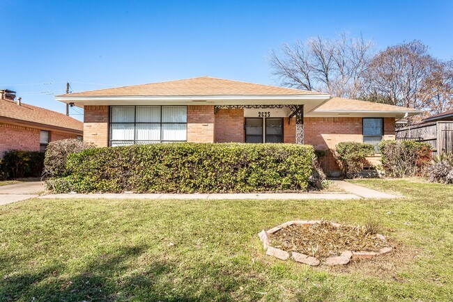 Photo - 3-bedroom, 2-bath home with 2-car garage in Casa View