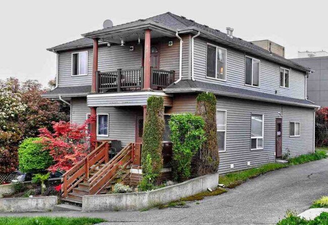 Duplex, unit is on first level - 2617 E Thomas St House