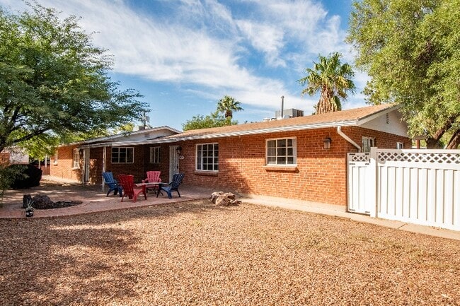 Building Photo - 2402 E Copper St Rental