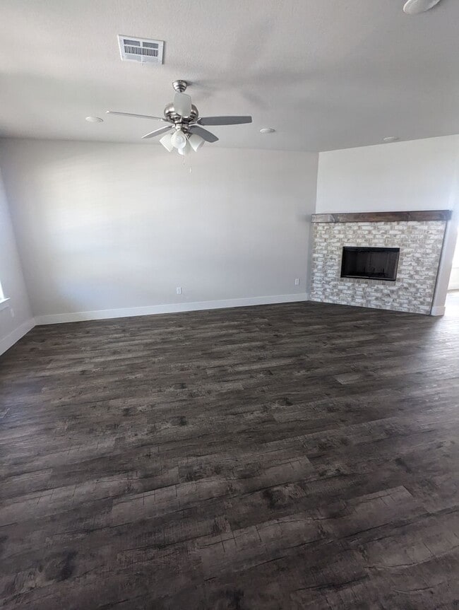 Photo - 4/2.5/2 - Beautiful 2 story/ PRIVATE PARKING!! GODLEY ISD