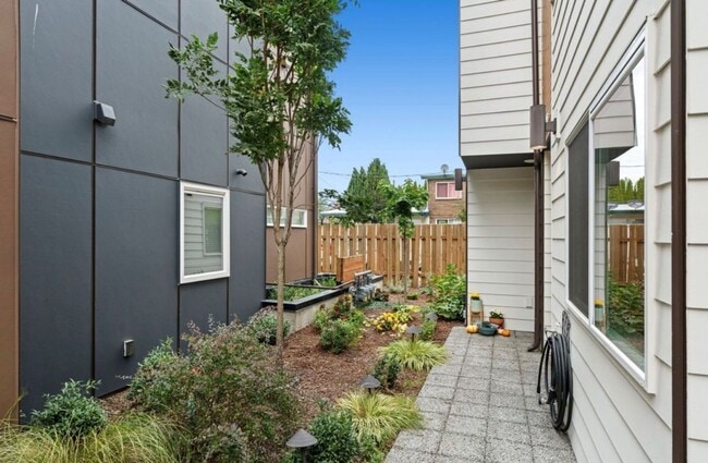 Photo - 5915B California Ave SW