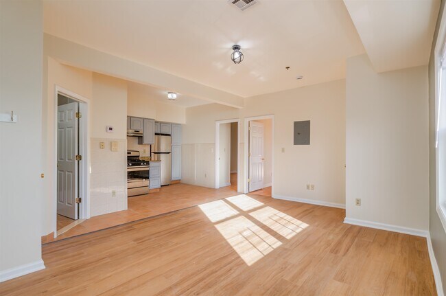 Photo - 15 Isabella Ave Unidad 2R