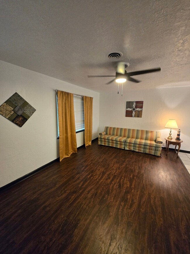 Photo - 404 Crescent Dr