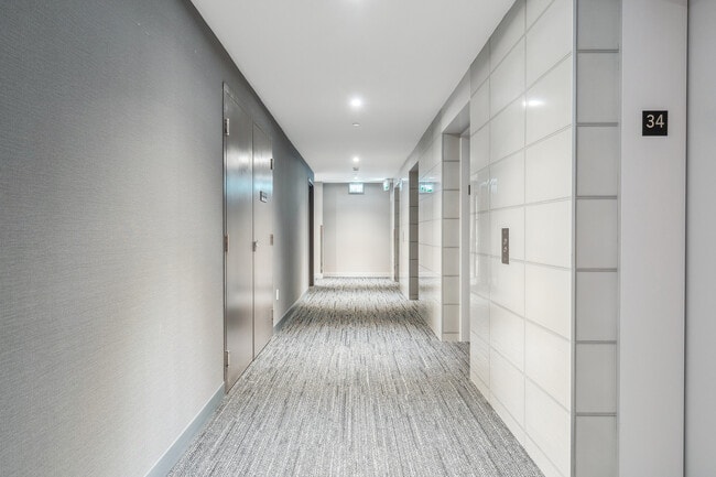 Photo - 357 King St W