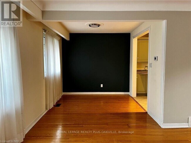 Photo - 694 Niagara St