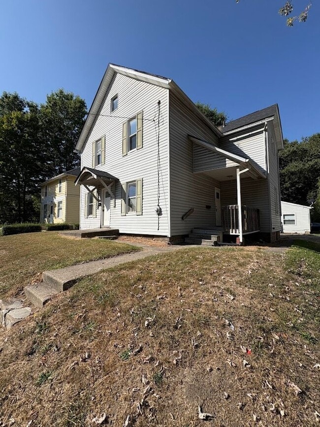 Building Photo - 686 Sumner St Unit 1 Rental