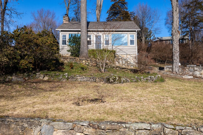 Building Photo - 16 Crescent Dr
